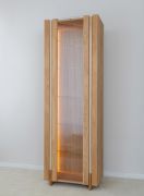 Vitrine | Farbe: Eiche Natur | 1 Tür | Massivholz | Eichenholz geölt | Travertin Stein | inkl. LED-Beleuchtung | 6 Fächer | 68 x 41 x 206 cm