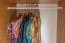 Kleiderschrank | 3 Drehtüren | 4 Fächer | mit Kleiderstange | 120 cm breit | Massivholz | Farbe: Erle Abbildung