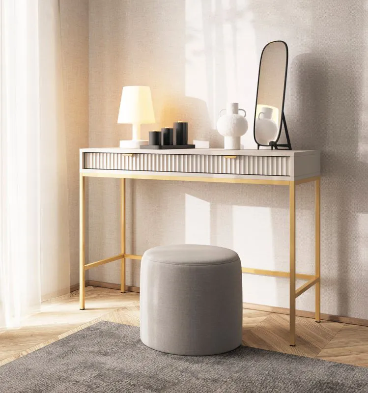 Schreibtisch mit geriffelter Front Worthing 78, Farbe: Kaschmir, zwei Schubladen, ABS-Kantenschutz, Beine und Griffe: Gold, Maße: 78 x 104 x 50 cm