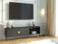 TV-Schrank / TV-Board mit einer Kabeldurchführung Amfipoli 04, zwei Türen, Farbe: Schwarz mit Holzstruktur, Soft-Close-Funktion, Maße: 54 x 160 x 40 cm