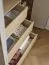 Falttür / Kleiderschrank | Farbe: Weiß / Eiche | 2 Türen | Soft-Close-Funktion | 200 x 60 x 240 cm | Griffe: Metall | inkl. LED-Beleuchtung mit Bewegungssenor