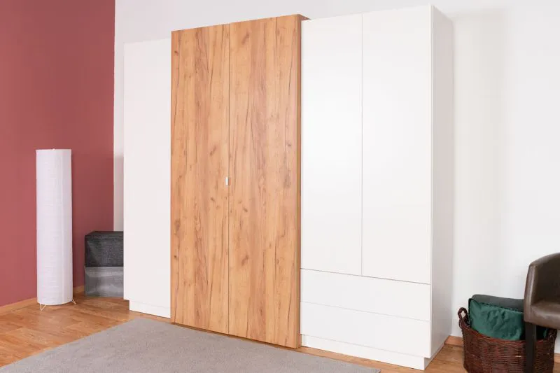 Drehtürenschrank / Kleiderschrank Gremda 05, Farbe: Eiche / Weiß - 202 x 230 x 52 cm (H x B x T)
